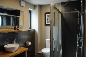 奥尼赫The Corran的浴室配有卫生间、盥洗盆和淋浴。