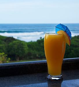 阿曼济姆托蒂Seven Seas SA的一杯橙汁和橙片