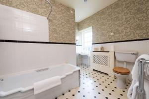 柯克宾卡文斯乡村别墅的带浴缸、卫生间和盥洗盆的浴室