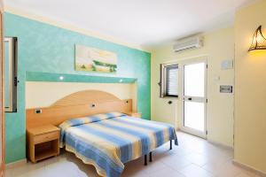 圣多米诺拉特拉蒙塔纳酒店的一间卧室配有一张蓝色墙壁的床