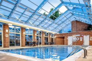 南本德Hilton Vacation Club Varsity Club South Bend, IN的一个带玻璃天花板的大型游泳池