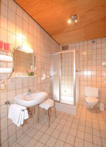 福恩施特劳斯祖尔帕斯特酒店的一间带水槽和卫生间的浴室
