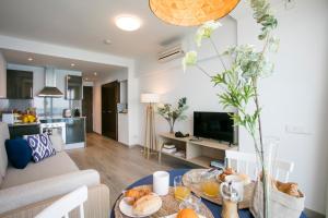 布拉内斯布拉内斯海滩皮埃尔假日公寓的客厅配有餐桌和食物