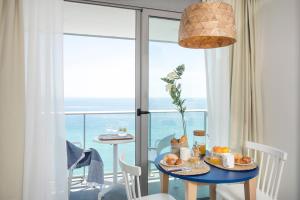 布拉内斯布拉内斯海滩皮埃尔假日公寓的一间设有桌子的海景用餐室