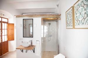 塔里法2 - LA ESQUINA AZUL de TARIFA - ENJOY TARIFA的一间带水槽和淋浴的浴室