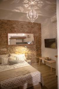塔里法2 - LA ESQUINA AZUL de TARIFA - ENJOY TARIFA的一间卧室配有一张床和一个吊灯