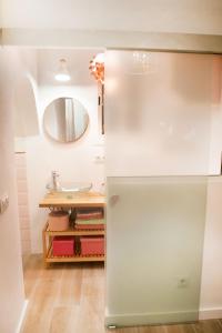 塔里法3 - EL ESCONDITE ROSA de TARIFA- ENJOY TARIFA的一间带水槽和镜子的浴室