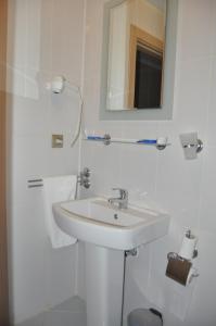 ArapkirArapgir Nazar Hotel的白色的浴室设有水槽和镜子