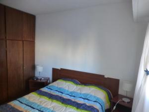 罗萨里奥Como en Casa的一间卧室配有一张床、两个床头柜和两盏灯。