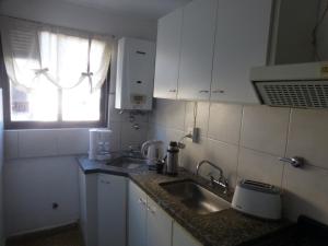 罗萨里奥Como en Casa的一个带水槽和窗户的小厨房