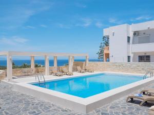 卡拉塔斯亚历山大别墅酒店的一座带游泳池和房子的别墅