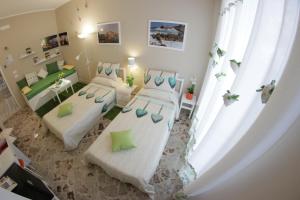 滨海波利尼亚诺Dimora Pascali Holiday - " Home & Relax "的一间小房间,配有两张床和一张沙发