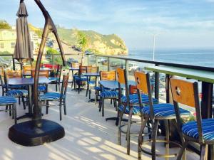 阿维拉海滩阿维拉海滩酒店的一个带桌椅的海景阳台
