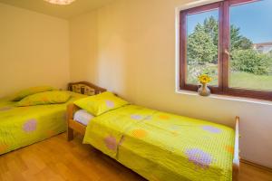 马林斯卡Irena&Dolores Apartments的带窗户的客房内设有两张单人床。