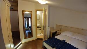 新戈里察斯特科旅馆的一间卧室配有一张大床和镜子