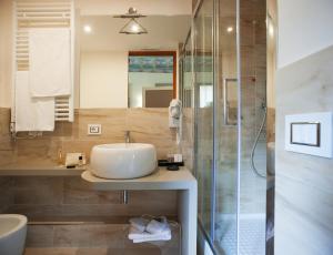 维泰博安蒂科安杰洛-埃波卡旅馆 的一间带水槽和淋浴的浴室
