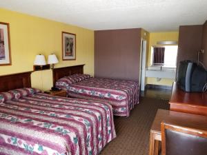 赫米蒂奇Hermitage Inn的酒店客房设有两张床和一台平面电视。