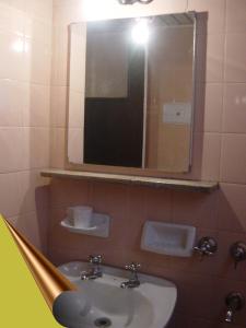 圣达菲Emperatriz HOTEL familiar的一间带水槽和镜子的浴室