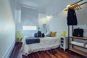 维纳德马NOT FOUND Hostel的一间卧室配有一张床和一张黄色椅子