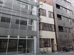 东京背包客米尼旅舍的前面有一辆自行车停放的建筑