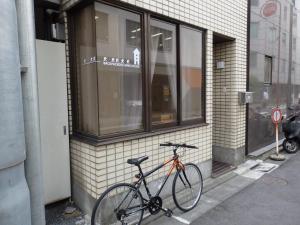 东京背包客米尼旅舍的停在建筑物一侧的自行车