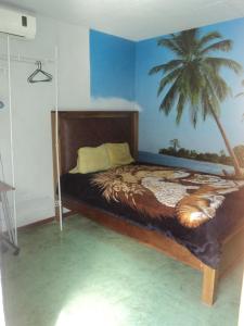 Miramar卡比纳斯朵迷培奈酒店的一间卧室配有一张棕榈树壁画床