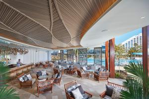 珀斯皇冠塔珀斯酒店的酒店大堂设有桌椅和游泳池