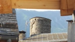 La Brigue阿尔卑斯花卉酒店的从塔楼房子的屋顶上欣赏美景
