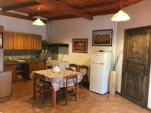 Casa vacanze Porto Selvaggio的厨房或小厨房