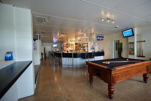 查特斯堡商业酒店的一间设有台球桌和酒吧的客房