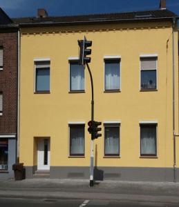克雷费尔德纳迪娜公寓的黄色建筑前的交通灯