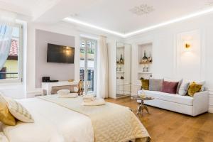 干尼亚Casa Kallergi的白色的卧室配有白色的床和沙发