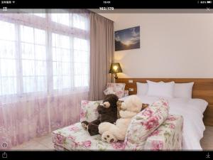三峡三峡阿桂的家民宿的两只泰迪熊坐在卧室的沙发上