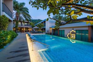 芭东海滩Fusion Suites Phuket Patong的大楼旁的游泳池