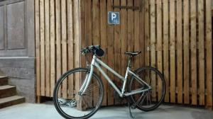 博讷宝纳酒店的停在木墙前的自行车