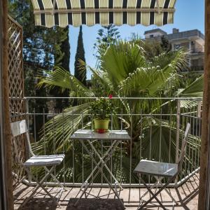 莱切帕拉佐比纳米住宿加早餐旅馆的种有植物的庭院里的桌椅