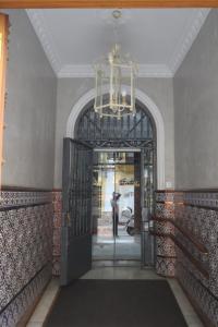 塞维利亚罗马旅馆的吊灯的建筑物入口