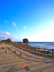 鹅銮鼻静观行馆  的海边沙滩上的一排长椅