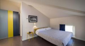 帕尔马富莱妮妮52号酒店的一间卧室设有一张大床和一个窗户。