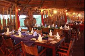 Kwa KuchiniaMbali Mbali Tarangire River Camp的一间用餐室,内设桌椅