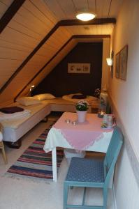 恩厄尔霍尔姆Gånarps rum och Stuguthyrning的小房间设有桌子和床