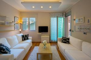 布德瓦阿皮亚公寓 的客厅配有白色沙发和电视