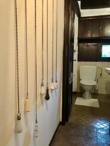 Taverne莫托德尔加洛旅馆的一间带卫生间的浴室,墙上有部分灯