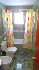 内尔哈爱德华多度假屋的一间带卫生间、水槽和窗户的浴室