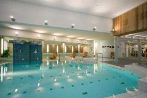 萨拉Holiday Club Salla Superior Apartments的酒店的大型游泳池