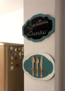 ZimandcuzFrăgăria的冰箱边带餐具的标志