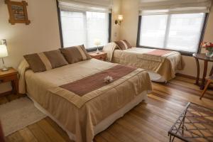 巴拉斯港Weisserhaus的酒店客房带两张床和两个窗户