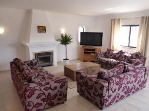 卡武埃鲁Villa Tara Christina的客厅配有两张沙发和一台电视机