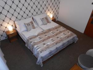 比托福Hotel Bitov的一间卧室配有一张带两盏灯的床。