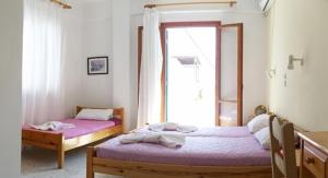 纳克索乔拉魔术景观酒店的带窗户的客房内的两张床